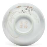 A FAMILLE ROSE INCISED BOWL - Foto 3