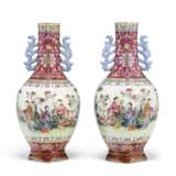 A PAIR OF FINELY ENAMELED FAMILLE ROSE VASES - photo 2