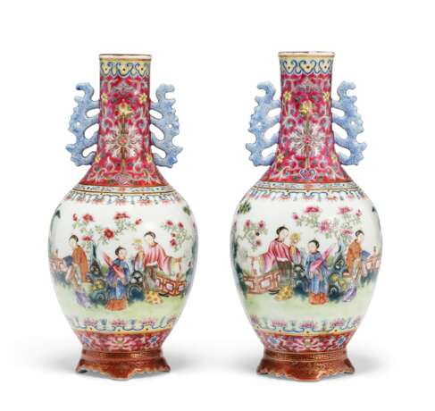 A PAIR OF FINELY ENAMELED FAMILLE ROSE VASES - Foto 2