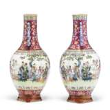 A PAIR OF FINELY ENAMELED FAMILLE ROSE VASES - Foto 3