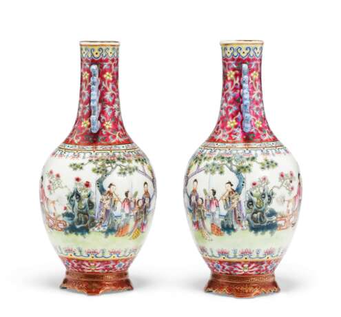 A PAIR OF FINELY ENAMELED FAMILLE ROSE VASES - Foto 3