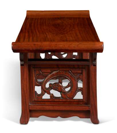 A HUANGHUALI TRESTLE-LEG TABLE-FORM DISPLAY STAND - photo 4