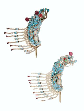 A PAIR OF KINGFISHER FEATHER, JADE, AND SEED PEARL-EMBELLISHED FILIGREE HAIRPINS - Foto 1