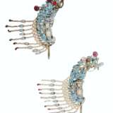 A PAIR OF KINGFISHER FEATHER, JADE, AND SEED PEARL-EMBELLISHED FILIGREE HAIRPINS - фото 1