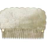 A SMALL MUGHAL RUBY AND DIAMOND-EMBELISHED WHITE JADE COMB - Foto 2