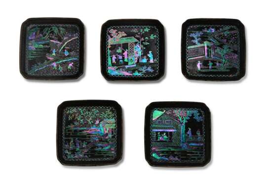 A SET OF FIVE MOTHER-OF-PEARL-INLAID BLACK LACQUER SQUARE TRAYS - Foto 1