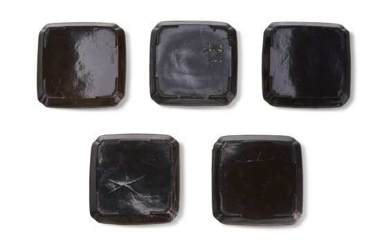 A SET OF FIVE MOTHER-OF-PEARL-INLAID BLACK LACQUER SQUARE TRAYS - photo 2