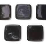 A SET OF FIVE MOTHER-OF-PEARL-INLAID BLACK LACQUER SQUARE TRAYS - photo 2