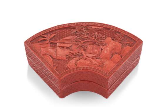 A CARVED RED LACQUER FAN-SHAPED BOX AND COVER - Foto 1