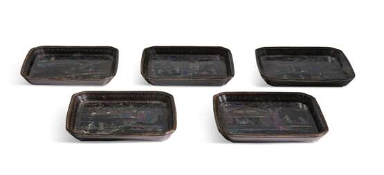 A SET OF FIVE MOTHER-OF-PEARL-INLAID BLACK LACQUER SQUARE TRAYS - фото 3