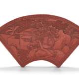A CARVED RED LACQUER FAN-SHAPED BOX AND COVER - Foto 2