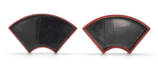 A CARVED RED LACQUER FAN-SHAPED BOX AND COVER - Foto 4