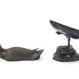A BRONZE DUCK-FORM CENSER AND COVER - Foto 5