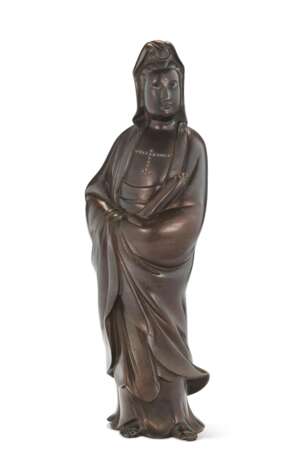 A LARGE SILVER-INLAID BRONZE FIGURE OF GUANYIN - фото 1