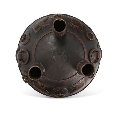 A SILVER OVERLAY IRON CENSER AND COVER - Foto 4