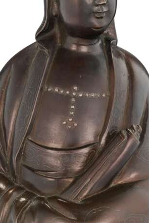 A LARGE SILVER-INLAID BRONZE FIGURE OF GUANYIN - photo 3