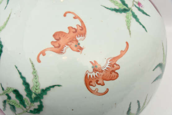 CHINESISCHE BODENVASE, bemaltes und glasiertes Porzellan, gemarkt, Qing-Dynastie, China wohl spätes 18. -19 Jahrhundert - фото 4