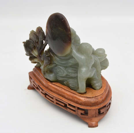 PU-TAI, Buddha aus Jade, auf Holzsockel, China 20. Jahrhundert - photo 4
