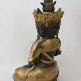 GUANYIN SITZEND, Statuette,vergoldet, mit Stoff und Glas, Ostasien 20. Jahrhundert. - photo 4