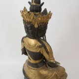 GUANYIN SITZEND, Statuette,vergoldet, mit Stoff und Glas, Ostasien 20. Jahrhundert. - photo 5