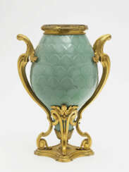 Seladonvase mit vergoldeter Bronzemontierung, China/Frankreich, 18./19. Jahrhundert