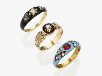 Drei Ringe mit Diamanten, Saatperlen und Rubin sowie türkisfarbenem und schwarzen Email, Frankreich oder Deutschland, um 1860-1870 