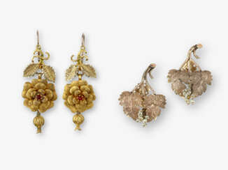 Ein Paar Ohrgehänge und ein Paar Ohrringe mit Glassteinen und Saatperlen, Deutschland, 1850-1860er Jahre 