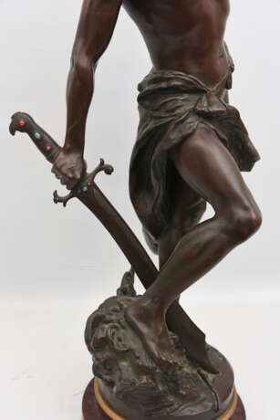 LOUIS GOSSIN,"David mit Goliaths Kopf"; Bronze auf Marmorsockel,Halbedelsteine, signiert, Frankreich um 1895 - фото 8
