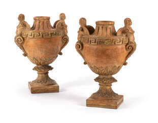 Paar dekorative Terracotta-Vasen im antiken Stil
