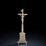 Kleines Kruzifix aus Bein - photo 2