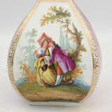 DRESDEN PORZELLAN: ZWEI ROKOKO-VASEN, handbemalt/glasiert/goldstaffiert, 18. Jahrhundert - Foto 4