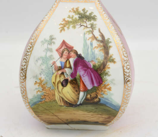 DRESDEN PORZELLAN: ZWEI ROKOKO-VASEN, handbemalt/glasiert/goldstaffiert, 18. Jahrhundert - фото 4
