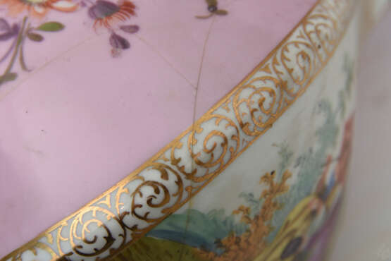 DRESDEN PORZELLAN: ZWEI ROKOKO-VASEN, handbemalt/glasiert/goldstaffiert, 18. Jahrhundert - photo 15