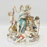 MEISSEN PORZELLAN "Figurengruppe mit Löwe", polychrom bemaltes glasiertes goldstaffiertes Porzellan, gemarkt, 20. Jahrhundert - photo 2