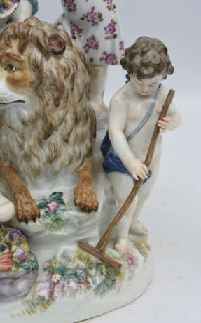 MEISSEN PORZELLAN "Figurengruppe mit Löwe", polychrom bemaltes glasiertes goldstaffiertes Porzellan, gemarkt, 20. Jahrhundert - Foto 3