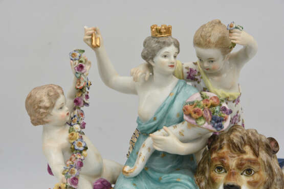 MEISSEN PORZELLAN "Figurengruppe mit Löwe", polychrom bemaltes glasiertes goldstaffiertes Porzellan, gemarkt, 20. Jahrhundert - photo 13