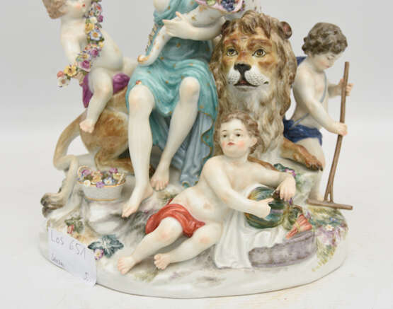 MEISSEN PORZELLAN "Figurengruppe mit Löwe", polychrom bemaltes glasiertes goldstaffiertes Porzellan, gemarkt, 20. Jahrhundert - Foto 16
