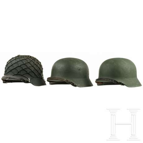 Drei Stahlhelme des Bundesgrenzschutzes (BGS), 1950er Jahre - photo 1