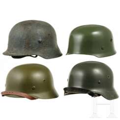 Vier Helme nach deutschen Vorbildern, 1950er - 1980er Jahre