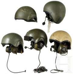 Fünf NATO-Helme für Besatzungen motorisierter Fahrzeuge, 1970er - 1990er Jahre