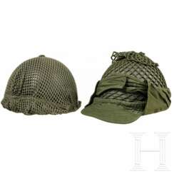 Zwei Stahlhelme M 37 mit Tarnnetz, Schweden, 1960er - 1980er Jahre