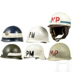 Sechs Helme der Militärpolizei, USA und Alliierte, 1950er - 1970er Jahre