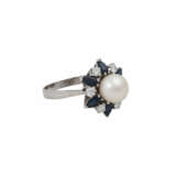 Ring mit Perle umgeben von Saphiren und Brillanten, - фото 1
