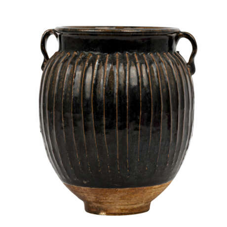 Feingerippter Tzu-chou Topf aus schwarz glasiertem Steinzeug. CHINA, wohl nördliche Song-Dynastie - Foto 1