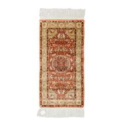 Orientteppich aus Seide. IRAN, 48x94 cm.