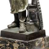 Große Bronzefigur eines Schmiedes am Amboss - Foto 7