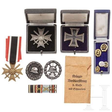 Nachlass Major Kissling - fünf Orden, fünf Pins und eine Bandpange, dabei zwei KVK in Schachtel und Tüte, ein EK 1. Klasse im Etui, und zwei Verwundetenabzeichen in Schwarz  - фото 1
