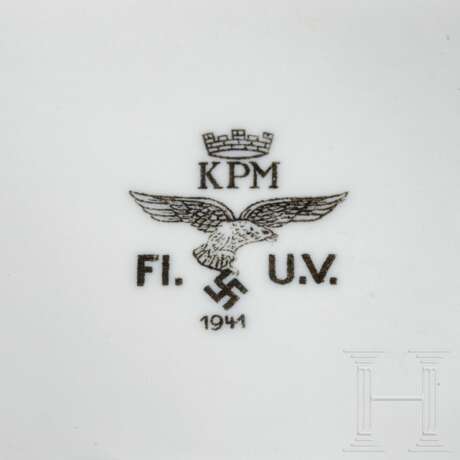 Frühe Feldflasche mit schwarzem Alu-Becher sowie große Schüssel der KPM-Porzellanwerke, Luftwaffe 1941 - photo 4