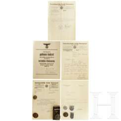 NSDAP-Dienstauszeichnung in Bronze in Schachtel, sechs Kleinabzeichen mit Reichsparteitag Nürnberg 1938 für Einwohner, fünf Schreiben der NSDAP Gau Westfalen und des Oberbürgermeisters der Stadt Hagen