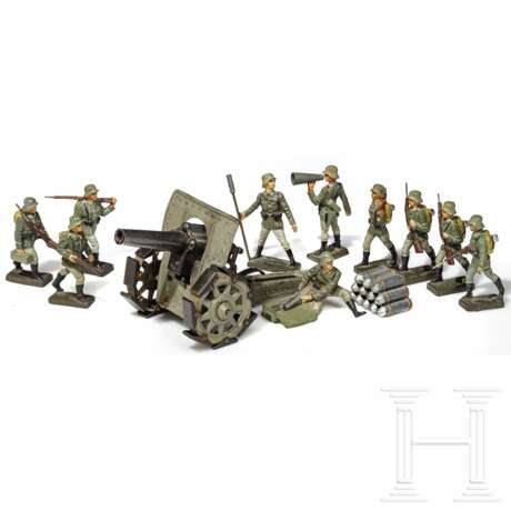 Lineol-Mörser mit Laufschuhen, grau, sowie zehn Soldaten des Heeres mit Geschützbedienungen und einem Geschossstapel - photo 1